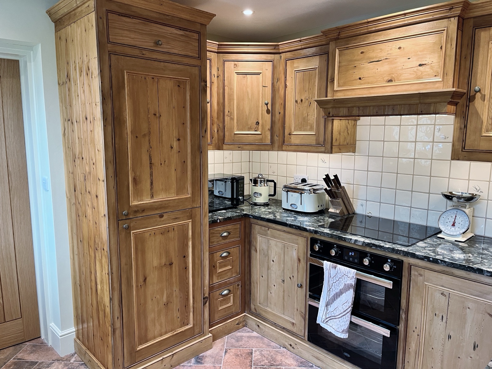 Bespoke shaker kitchen in Wiltshire by Paul Gunningham — Avebury project, photo 6 of 7