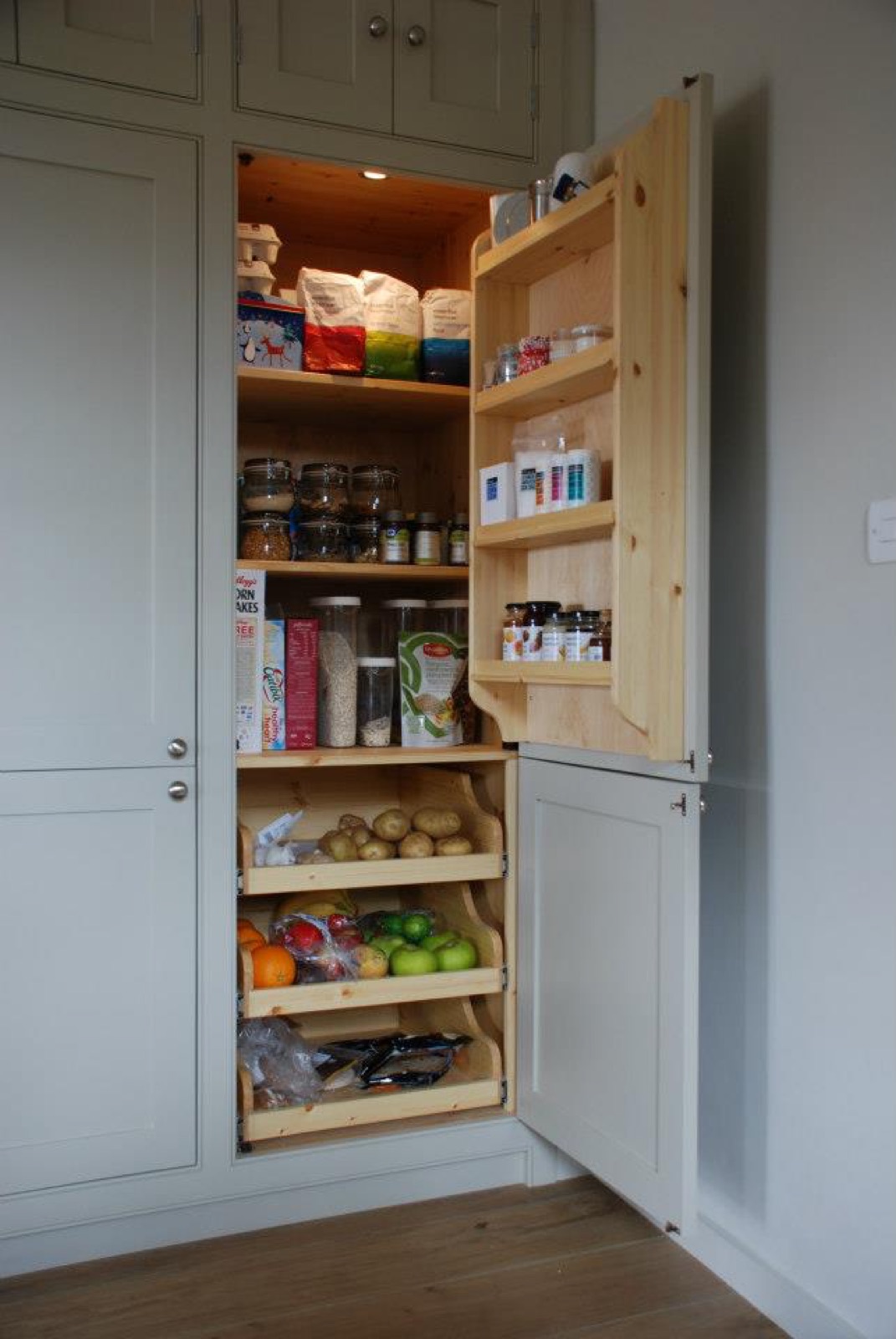 Bespoke shaker kitchen in South Gloucestershire by Paul Gunningham — Cold Ashton project, photo 16 of 20